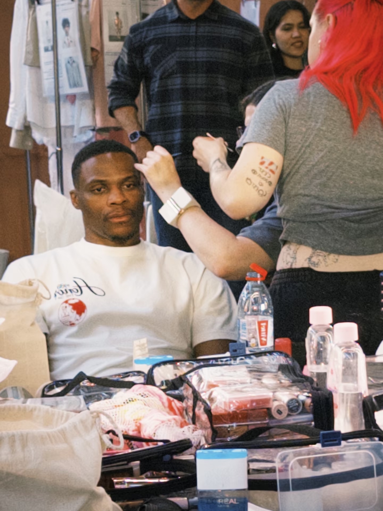 文体两开花❣️威少分享LV巴黎时装秀片段 脸上画花T台走秀露腹肌