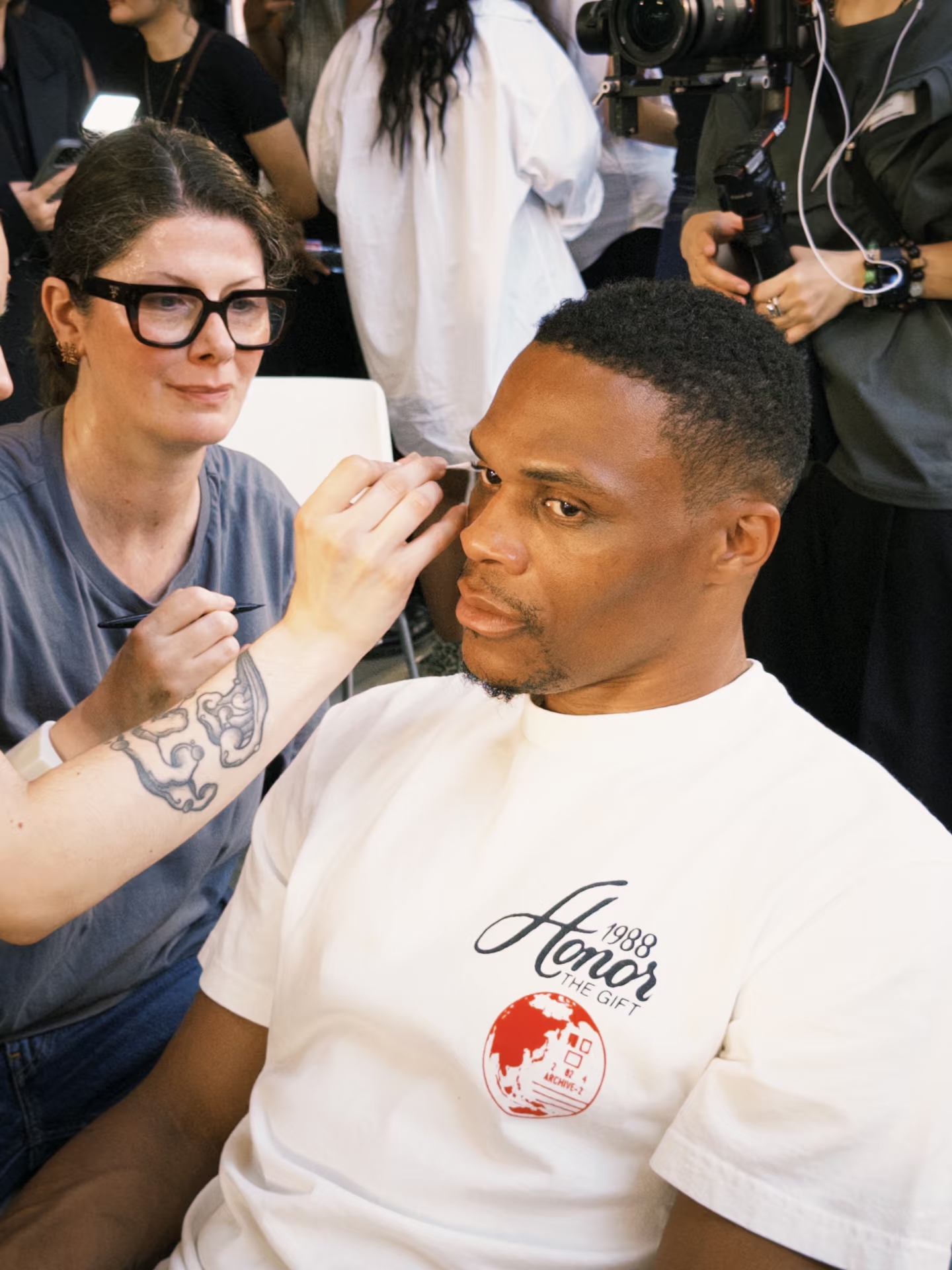 文体两开花❣️威少分享LV巴黎时装秀片段 脸上画花T台走秀露腹肌