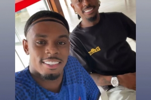 费南多社媒晒出和身穿申花球衣友人合照，目前他的下家仍未确定