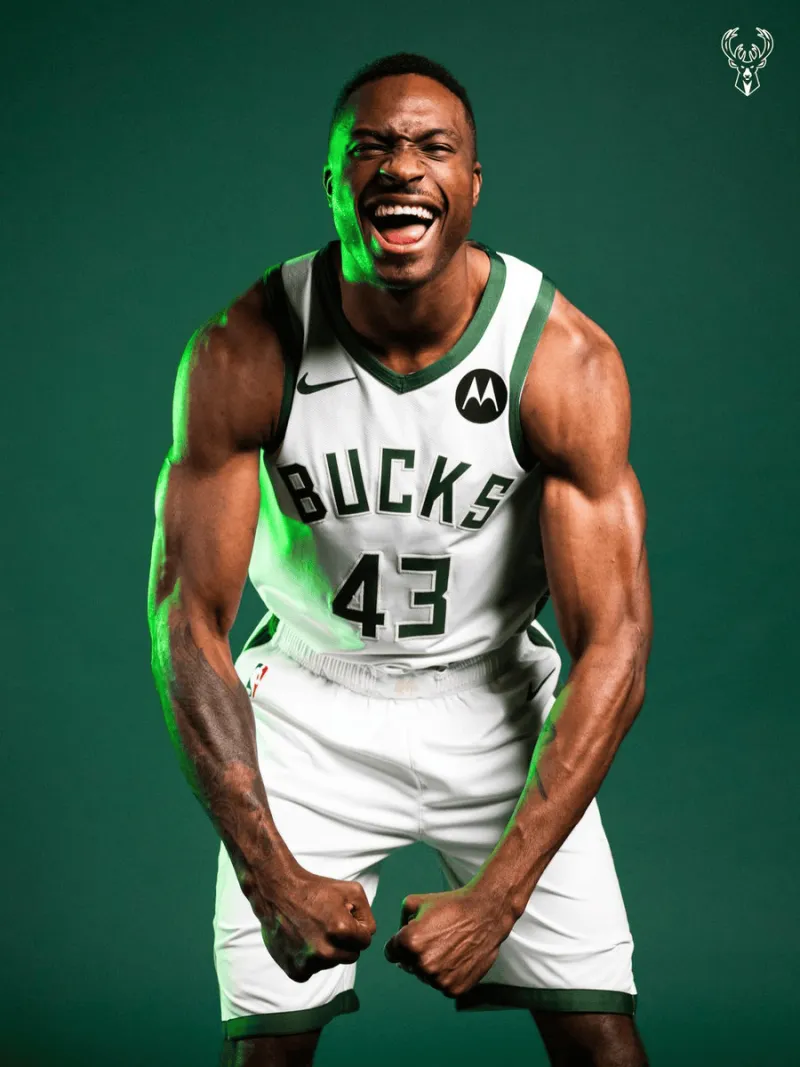 开云-爱游戏-雄鹿官方晒萨纳西斯肌肉照，配文：比赛氛围将变得完美