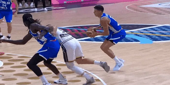 找到手感！冯泰奇奥连中两记三分打停波黑，个人首节已12分