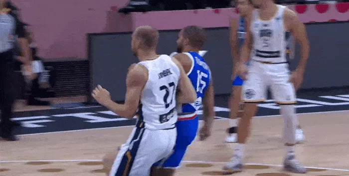 找到手感！冯泰奇奥连中两记三分打停波黑，个人首节已12分