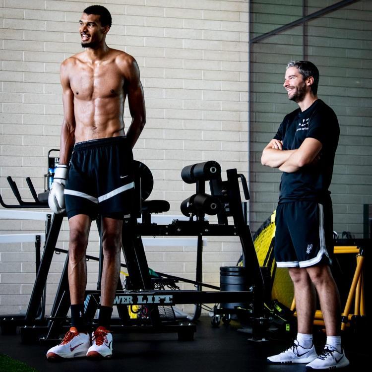 开云-爱游戏-马刺体能教练晒文班身材照：肉眼可见的壮了！