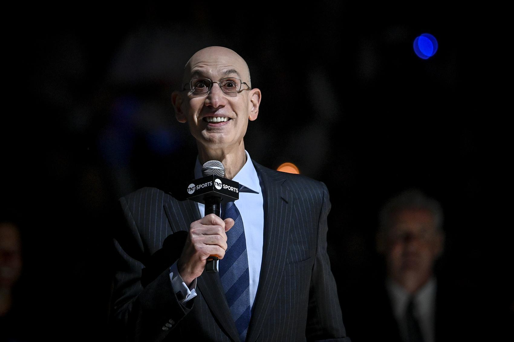 开云体育平台-萧华让没钱球迷看集锦！美网友炸锅：要么掏钱 要么吃残羹剩饭？