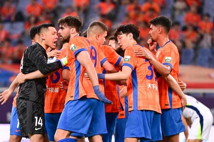 开云登录入口-鲁沪大战前传闻不断！媒体人：韩鹏或离队专注全运，崔康熙或回归