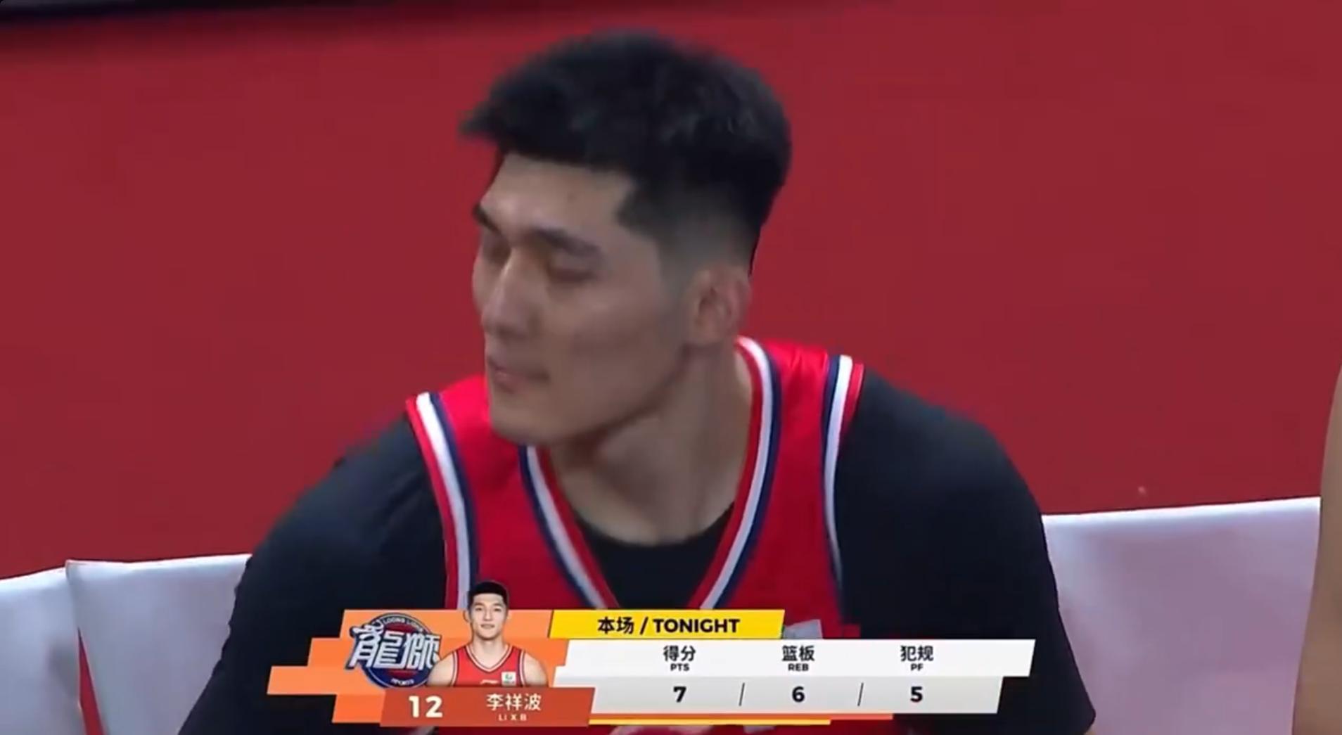 现役国手，把赖俊豪推向广告牌，扭伤颈部，球迷：人品球技都不行